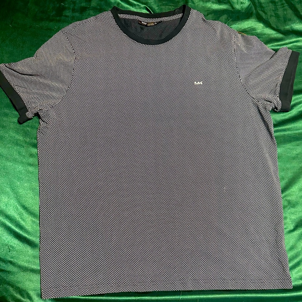 Michael Kors short sleeve T-shirt
-no rips✅
-no stains ✅
-no holes✅